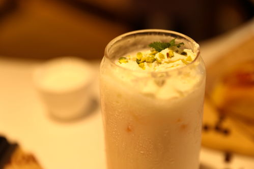 「雪顶奶茶」视觉诱惑 一杯果菜汁的摄影美学与味觉叙事